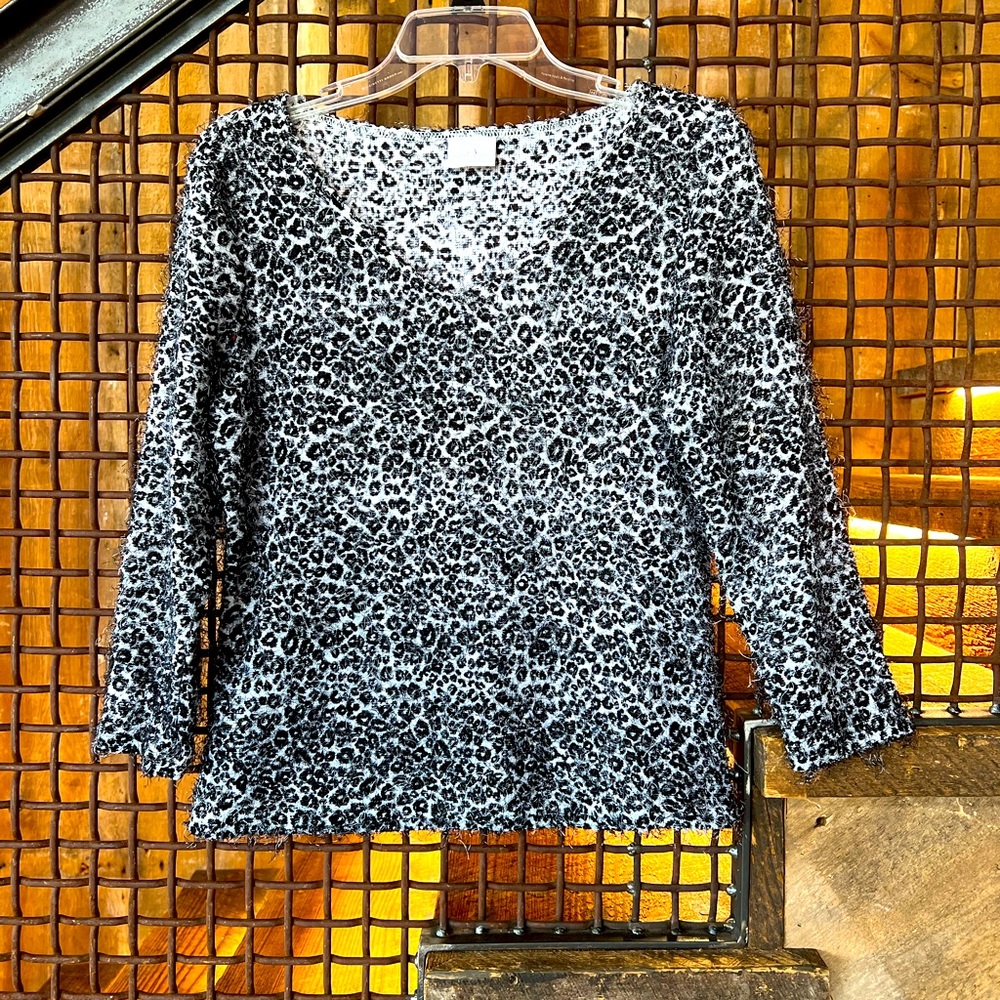 Studio C Leop Animal Print V- Neck 3/4 Sleeve Shirt Top Leopard Stretch M
